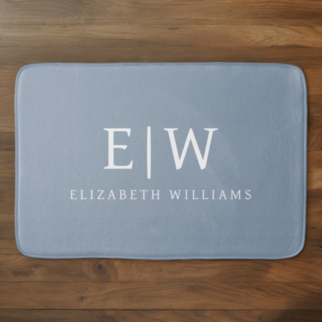 Dusty Blue Minimalistisch Modern Monogram Elegant Badematte (Von Creator hochgeladen)