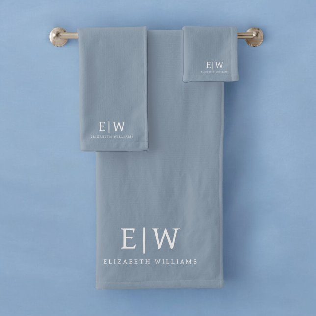 Dusty Blue Minimalistisch Modern Monogram Elegant Badhandtuch Set (Von Creator hochgeladen)