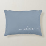 Dusty Blue Minimalistisch Modern Monogram Elegant Dekokissen<br><div class="desc">Einführen in unsere Dusty Blue Minimalistisch Modern Monogram Elegant Collection: Erhöhen Sie Ihren Stil mit schlichter Eleganz und zeitlosem Charme. Unsere Kollektion präsentiert minimalistische Designs in einer beruhigenden, staubblauen Farbe, die durch elegante Monogramme nach Ihrem Geschmack ergänzt wird. Von der edlen Schreibwaren bis hin zum vielseitigen Zubehör - jedes Stück...</div>