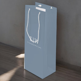 Dusty Blue Minimalistisch Modern Monogram Elegant Geschenktüte Für Weinflaschen