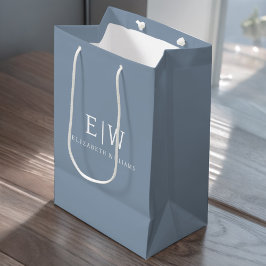 Dusty Blue Minimalistisch Modern Monogram Elegant Mittlere Geschenktüte