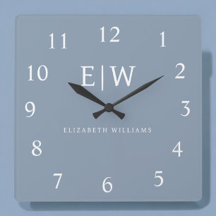 Dusty Blue Minimalistisch Modern Monogram Elegant Quadratische Wanduhr