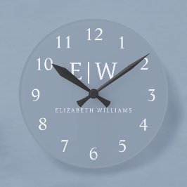 Dusty Blue Minimalistisch Modern Monogram Elegant Runde Wanduhr