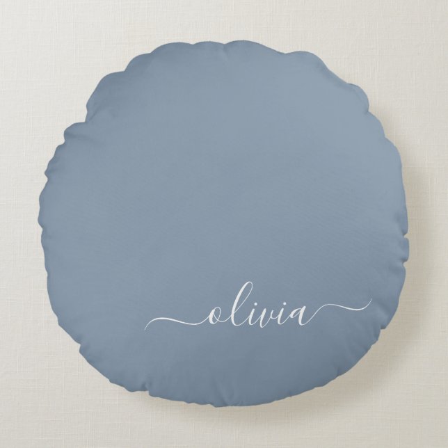 Dusty Blue Minimalistisch Modern Monogram Elegant Rundes Kissen (Vorderseite)