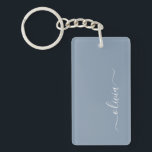 Dusty Blue Minimalistisch Modern Monogram Elegant Schlüsselanhänger<br><div class="desc">Einführen in unsere Dusty Blue Minimalistisch Modern Monogram Elegant Collection: Erhöhen Sie Ihren Stil mit schlichter Eleganz und zeitlosem Charme. Unsere Kollektion präsentiert minimalistische Designs in einer beruhigenden, staubblauen Farbe, die durch elegante Monogramme nach Ihrem Geschmack ergänzt wird. Von der edlen Schreibwaren bis hin zum vielseitigen Zubehör - jedes Stück...</div>