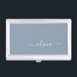 Dusty Blue Minimalistisch Modern Monogram Elegant Visitenkarten Dose<br><div class="desc">Einführen in unsere Dusty Blue Minimalistisch Modern Monogram Elegant Collection: Erhöhen Sie Ihren Stil mit schlichter Eleganz und zeitlosem Charme. Unsere Kollektion präsentiert minimalistische Designs in einer beruhigenden, staubblauen Farbe, die durch elegante Monogramme nach Ihrem Geschmack ergänzt wird. Von der edlen Schreibwaren bis hin zum vielseitigen Zubehör - jedes Stück...</div>