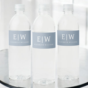 Dusty Blue Minimalistisch Modern Monogram Elegant Wasserflaschenetikett