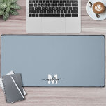 Dusty Blue Minimalistisch Name Monogram Schreibtischunterlage<br><div class="desc">Personalisierter Anfangsname Monogram Blue Desk Mat. Fügen Sie Ihrem Arbeitsbereich eine persönliche und stilvolle Touch mit dieser benutzerdefinierten Schreibtischmatte hinzu, die sich perfekt als Bürozubehör oder als überdimensionales Mauspad eignet. Das Design weist einen weichen, staubblauen Hintergrund auf, der einen weißen Initial- und einen schwarzen Skriptnamen in der unteren Mitte aufweist....</div>