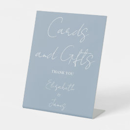Dusty Blue Minimalistisch Script Cards und Geschen Sockelschild