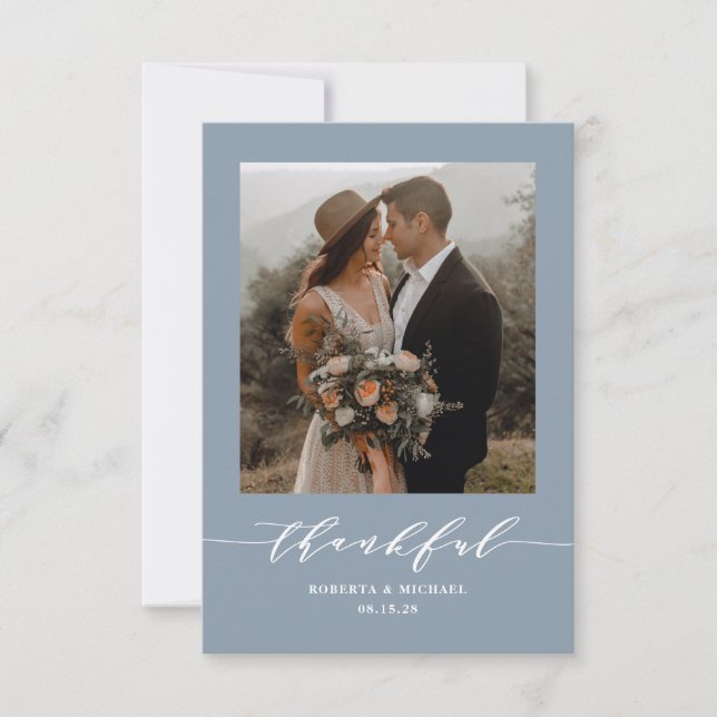 Dusty Blue Minimalistisch Thankful Script Wedding Dankeskarte (Vorderseite)