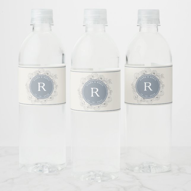 Dusty Blue Mit Monogramm Wedding Wasserflaschenetikett (Flaschen)