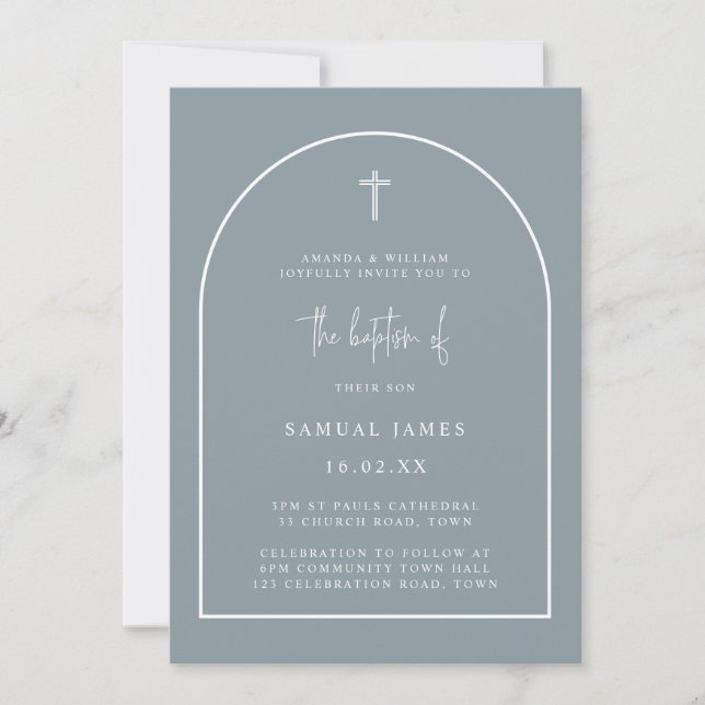 Dusty Blue Modern Arch Script Minimalistische Tauf Einladung (Vorderseite)