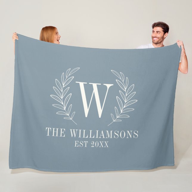 Dusty Blue Modern Laurel Leaf Monogram Fleecedecke (Beispiel)