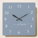 Dusty Blue Modern Script Elegante Monogram Name Quadratische Wanduhr<br><div class="desc">Blauer Text-Monogram-Name-Uhr Das macht den perfekten 16 Geburtstag,  Hochzeit,  Brautparty,  Jubiläum,  Babydusche oder Junggeselinnen-Abschied Geschenk für jemanden,  der Lieben glamourösen Luxus und schicke Stile.</div>