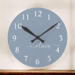 Dusty Blue Modern Script Elegante Monogram Name Runde Wanduhr<br><div class="desc">Dusty Blue Simple Script Monogram Name Clock. This makes the perfect sweet 16 birthday,  wedding,  bridal shower,  anniversary,  baby shower or bachelorette party gift for someone that loves glam luxury and chic styles.</div>