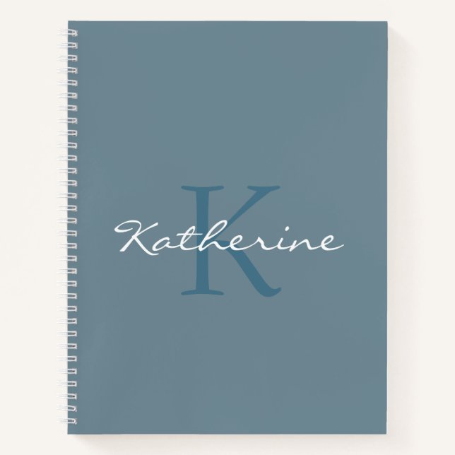 Dusty Blue Modern Script Mit Monogramm Name Notizbuch (Vorderseite)