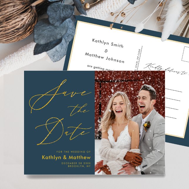 Dusty Blue Modern Script Wedding Save the Date Ankündigungspostkarte (Von Creator hochgeladen)