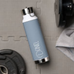 Dusty Blue Modern Typografy Personalisiert Trinkflasche<br><div class="desc">Eine trendige, vakuumisolierte Wasserflasche mit personalisiertem Namen in Weiß, moderner Typografie auf einem trendigen, staubblauen Hintergrund. Stellen Sie die Flasche nach Belieben ein, indem Sie den Namen bearbeiten und nach Belieben den Namen durch Ihren eigenen Namen ersetzen. Ideal für ein Geburtstagsgeschenk, Hochzeitsgeschenk, Trauzeuge, etc. Wählen Sie Ihre Wasserflasche. Wählen Sie...</div>