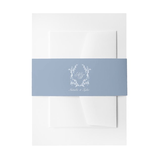 Dusty Blue Monogram Crest Invitation Belly Band (Vorderseite Beispiel)