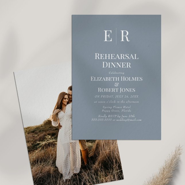Dusty Blue Monogram Custom Foto Probe Dinner Einladung (Dusty Blue Monogram Custom Photo Rehearsal Dinner Invitation on white table with dry wildflower.)