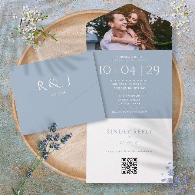 Dusty Blue Monogram QR Code Foto Hochzeitdatum All In One Einladung (Dusty Blue Monogram QR Code Photo Wedding Date All In One Invitation)