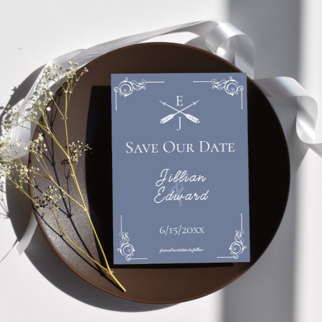 Dusty Blue Monogram und Arrows Save the Date Ankündigung (Dusty Blue Monogram and Arrows Save the Date)