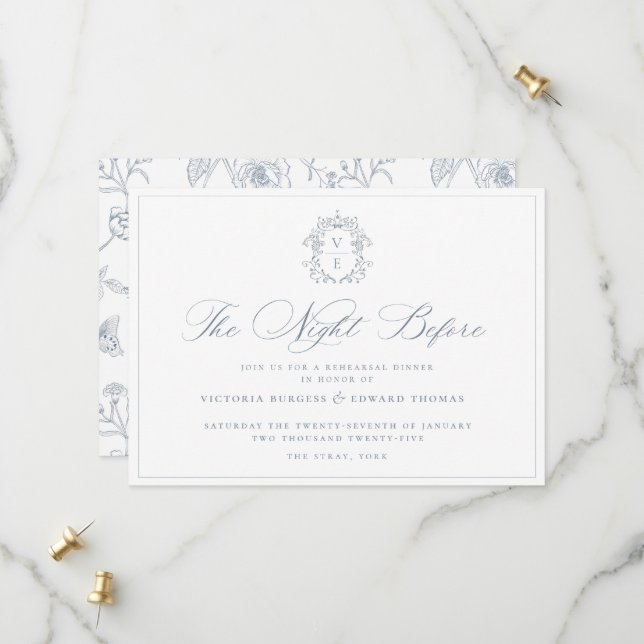 Dusty Blue Monogram Wappen The Night Before Invasi Save The Date (Vorderseite/Rückseite Beispiel)