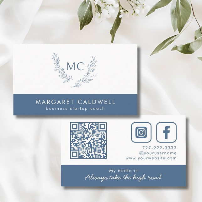 Dusty Blue Monogram Wreath Visitenkarte (Dusty Blue Monogram Wreath Social Media QR Code Business Card with Tagline)