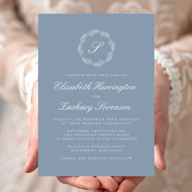 Dusty Blue Monogram Wreath White Script Wedding Einladung (Von Creator hochgeladen)