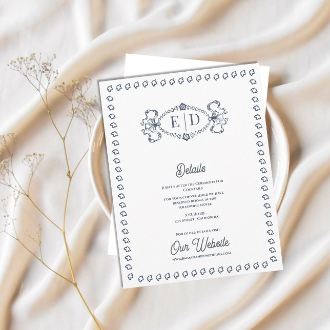 Dusty Blue Monogramm-Wappen Hochzeitsdetails Begleitkarte (Dusty Blue Monogram Crest Wedding Details Card | Vintage Classic Formal Reception Insert)