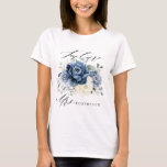 Dusty Blue Navy Champagne Elfenbein Blumenbride T-Shirt<br><div class="desc">Blütenblütenmutter der Braut in Shirt mit elegantem Bouquet in marineblau,  königsblau ,  weiß ,  goldfarben,  Champagner Elfenbein,  blütenfarbene Rose ,  ranunculus Blume Knospen und schlugen grünen Eukalyptus-Blätter und elegantem Aquarellbouquet. Bitte kontaktieren Sie mich für Hilfe bei der Anpassung oder wenn Sie ein anderes Produkt mit diesem Design benötigen.</div>