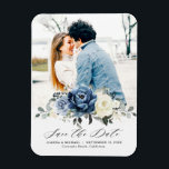 Dusty Blue Navy Champagne Ivory Save the Date Magnet<br><div class="desc">Dusty blauen Blumen sparen den Dattelmagnet mit elegantem Bouquet aus Marineblau,  Königblau ,  Weiß ,  Gold,  Champagnerelfenbein,  Rose in Rosa,  Ranunculus Blume Knospen und Salbeigrün Eukalyptus Blätter und elegantem Aquarellbouquet. Bitte kontaktieren Sie mich für Hilfe bei der Anpassung oder wenn Sie ein anderes Produkt mit diesem Design benötigen.</div>