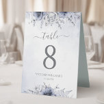 Dusty Blue Navy Floral Wedding Tischnummer Tischaufsteller<br><div class="desc">Elegantes,  modernes Zeltschild mit blumengeschmückten Hochzeitszelten mit staubblauen Aquarellfarben-Blume mit handgeschriebener Kalligrafie.</div>