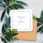 Dusty Blue Newlywed Wedding Modern Minimalistisch Getränkeuntersetzer<br><div class="desc">Der schlichte, minimalistische und schicke Wedding Untersetzer besticht durch ein modernes Design mit einem doppelten gerahmten Rahmen in trendigem staubblauen, glänzenden Weiß. Dieses moderne, einfache Design bietet zeitlose, klassische Eleganz. Personalisieren Sie die Namen der Paare und das Veranstaltungsdatum in eleganter blauer Schrift und Schrift. Dies sind perfekte Sake für Ihr...</div>