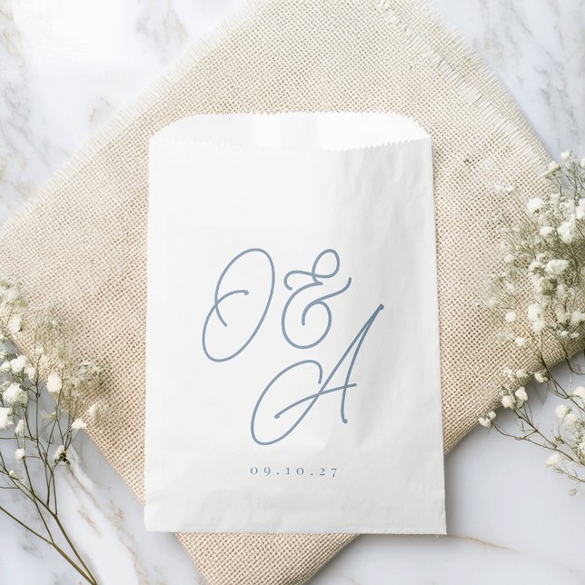 Dusty Blue Oversified Script Monogram Wedding Geschenktütchen (Von Creator hochgeladen)