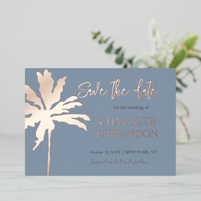 Dusty Blue Palm Tree Beach Hochzeit Save the Date Folieneinladung (Stehend vorne)