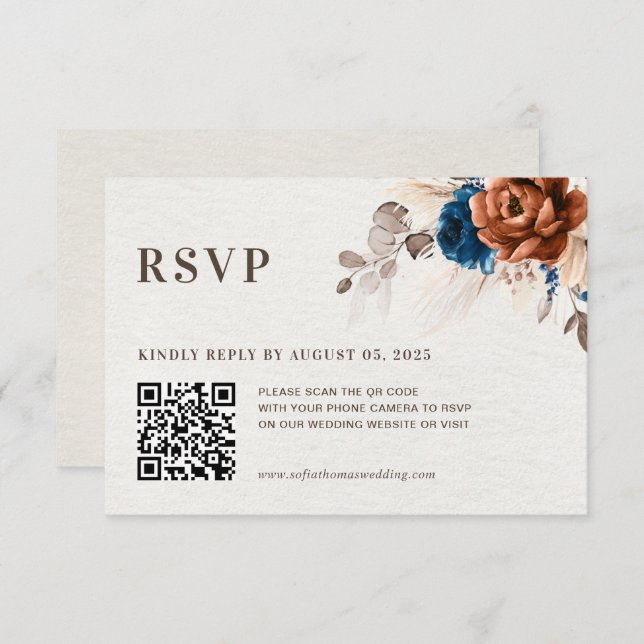 Dusty Blue Pastel Pink Hydrangea Floral Wedding QR RSVP Karte (Vorne/Hinten)