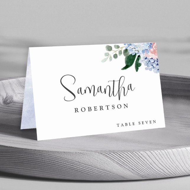 Dusty Blue Pastel Pink Hydrangeas Gast Name Tischnummer (Dusty blue pink hydrangea customizable guest name wedding  table number card. )