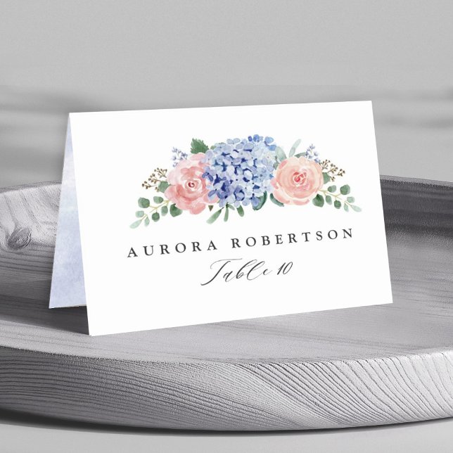 Dusty Blue Pastel Pink Hydrangeas Gast Name Tischnummer (Dusty blue pink floral botanical wedding guest name personalized place card)
