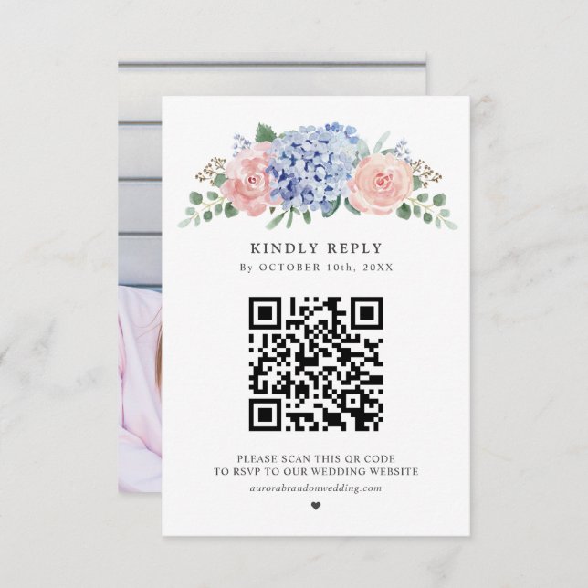 Dusty Blue Pastel Pink Hydrangeas Wedding QR Code RSVP Karte (Vorne/Hinten)