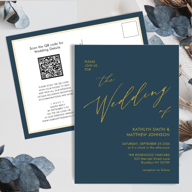 Dusty Blue QR Code in einem Gold Script Hochzeit Einladungspostkarte (Von Creator hochgeladen)