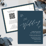Dusty Blue QR Code in einer modernen schicken Hoch Einladungspostkarte<br><div class="desc">Dusty Blue Modern Script QR Code Alles in einer Minimalistischen Hochzeitplakette. Feiern Sie Ihren besonderen Tag mit dieser eleganten und wunderschönen Einladungskarte für Ihre Hochzeit, um Ihren besondere Anlass zu verschönern. Alle Texte sind so vorbereitet, dass Sie sie einfach und schnell mit Ihren eigenen Details personalisieren können. Wenn Sie weitere...</div>