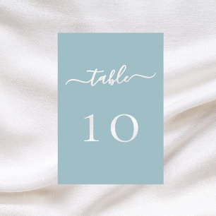 Dusty-Blue-Script-Hochzeitskarte für die Tischnumm Tischnummer