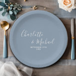 Dusty Blue Script Minimalistisch Wedding Pappteller<br><div class="desc">Machen Sie Ihren großen Tag einzigartig mit diesen Minimalistischen Hochzeitspapier-Tellern von Dusty Blue Script. Personalisiert mit Ihren Namen und Ihrem Hochzeitsdatum,  fügen diese eleganten Teller Ihrer Empfang-Dekoration eine Touch von Flair nach Maß hinzu.</div>