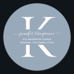 Dusty Blue Script Monogram Rücksendeadresse Runder Aufkleber<br><div class="desc">Moderne personalisierte staubblaue Monogramm-Etiketten mit Rücksendeadresse im modernen Script-Schriftart. Einfach online personalisieren. Bitte verwenden Sie einen kleinen Brief für Ihr Monogramm. Passende Gegenstände zur Ergänzung dieser eleganten und minimalistischen monogramm Hochzeitsfeier Rücksendeadressen-Aufkleber.</div>