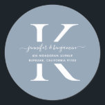Dusty Blue Script Monogram Rücksendeadresse Runder Aufkleber<br><div class="desc">Moderne personalisierte staubblaue Monogramm-Etiketten mit Rücksendeadresse im modernen Script-Schriftart. Einfach online personalisieren. Bitte verwenden Sie einen kleinen Brief für Ihr Monogramm. Passende Gegenstände zur Ergänzung dieser eleganten und minimalistischen monogramm Hochzeitsfeier Rücksendeadressen-Aufkleber.</div>