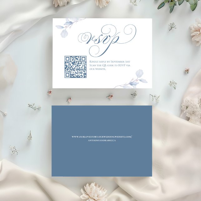 Dusty Blue Script QR Code Wedding RSVP Card Karte (Dusty blue calligraphy RSVP card with QR code and soft floral accents)