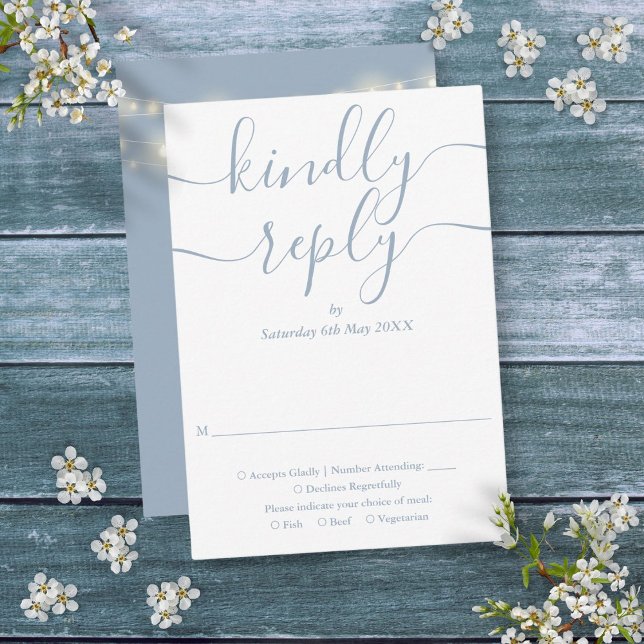 Dusty Blue Script String Lights Wedding RSVP Karte (Dusty Blue Script String Lights Wedding RSVP Card)