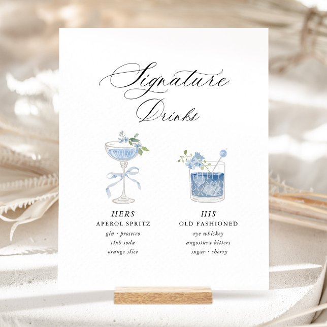 Dusty Blue Signature Drinks Wedding Sockelschild (Dusty blue navy watercolor signature drinks wedding sign on wood holder in soft boho outdoor light)