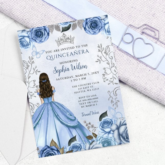 Dusty Blue Silver Floral Princess Quinceañera Einladung (Dusty Blue Silver Floral Princess Quinceañera Invitation)